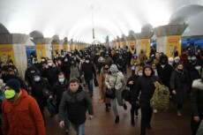 Ucraini con valige, scatoloni e trolley nella stazione metro di Kiev pronti a prendere la fuga dalla città