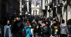 Persone passeggiano in via del Corso a Roma