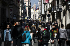Persone passeggiano in via del Corso a Roma
