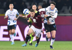 Alessandro Bastoni cerca di fermare Andrea Belotti durante Torino-Inter finita 1-1.