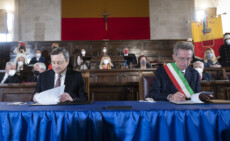 Il Presidente del Consiglio, Mario Draghi, con il Sindaco Gaetano Manfredi, alla cerimonia di firma del Patto per Napoli che si è tenuta nella Sala dei Baroni del Maschio Angioino