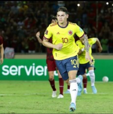 Il colombiano James Rodriguez in azione con la maglia della nazionale.