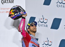 Enea Bastianini del team Gresini Racing MotoGP festeggia sul podio del Gp del Qatar.