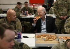 Biden in Polonia mentre mangia una pizzafra soldati 82/ma divisione aviotrasportata Usa