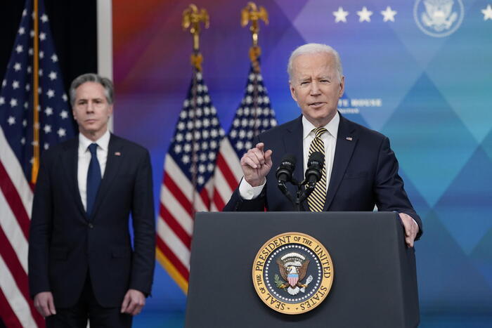 Il presidente degli Stati Uniti Joe Biden durante l'intervento sull'Ucraina. Alle sue spalle il Segretario di Stato Antony Blinken. Archivio.