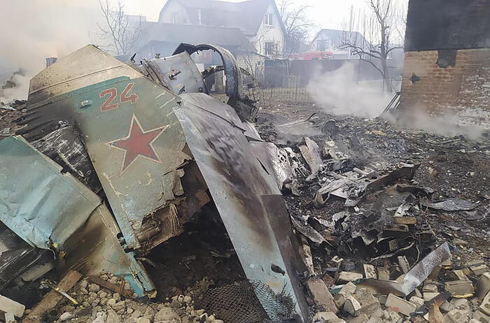 Resti di un aereo russo abbattuto nelle vicinanze di Chernobyl.