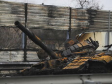 Ucraina: carroarmato distrutto in una strada. EPA/STR