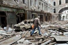 Morte e distruzione nella città di Kharkiv sotto i bombardamenti russi