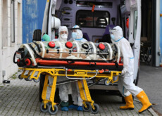 Sanitari con tute protettive portano un malato di Covid nell'Ospedale San Filippo Neri a Roma