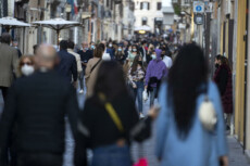 Romani e turisti passeggiano per le vie del centro a Roma