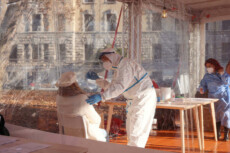 Test coronavirus nel piazzale degli Alpini a Bergamo
