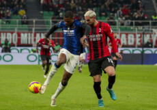 Denzel Dumfries e Theo Hernandez in azione al Meazza nel derby di Coppa Italia Mila-Inter.