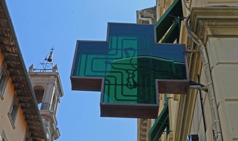 La croce verde di una farmacia a Pontedera