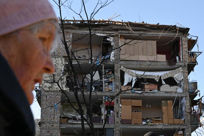 Una casa distrutta dai bombardamenti russi a Kiev.