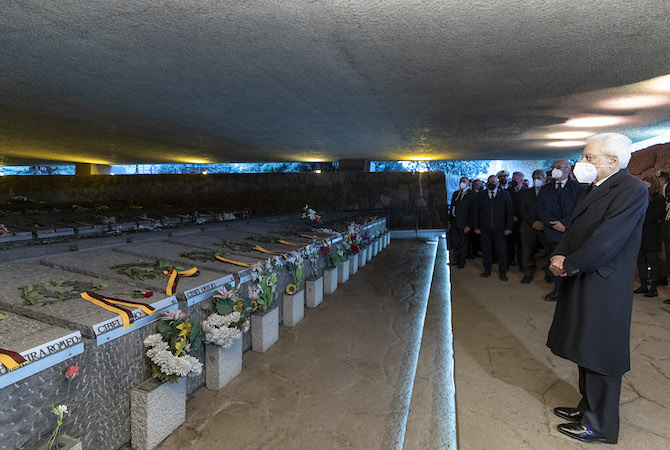 Il Presidente Sergio Mattarella all'interno del Mausoleo Ardeatino rende omaggio alle vittime dell’eccidio