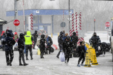 Il passaggio di confine tra Ucraina e Moldavia a Palanca dove nonostante la neve e la temperatura sotto lo zero non si è fermato l'esodo di chi scappa dalla guerra
