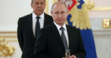 Il presidente russo Vladimir Putin e alle sue spalle il ministro degli Esteri Serghei Lavrov