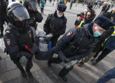 La polizia russia arresta un manifestante contro la guerra in Ucraina a Mosca.