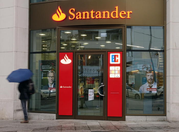 L'ingresso di una agenzia del Banco Santander