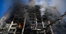 Ucraina: i pompieri cercano di spegnere l'incendio nell'edificio colpito a Kiev, almeno due morti.