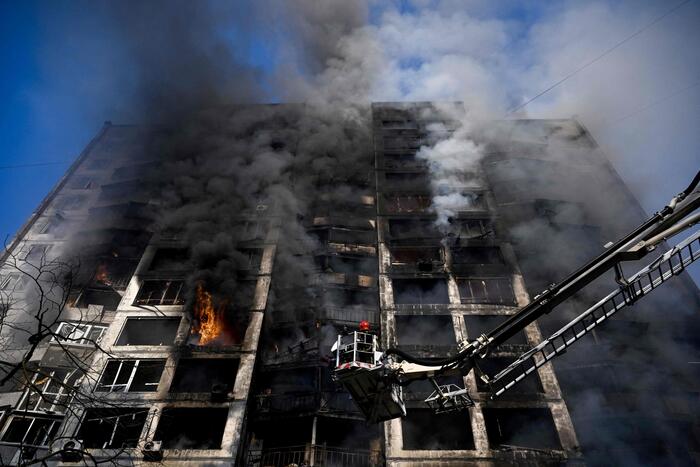Ucraina: i pompieri cercano di spegnere l'incendio nell'edificio colpito a Kiev, almeno due morti.