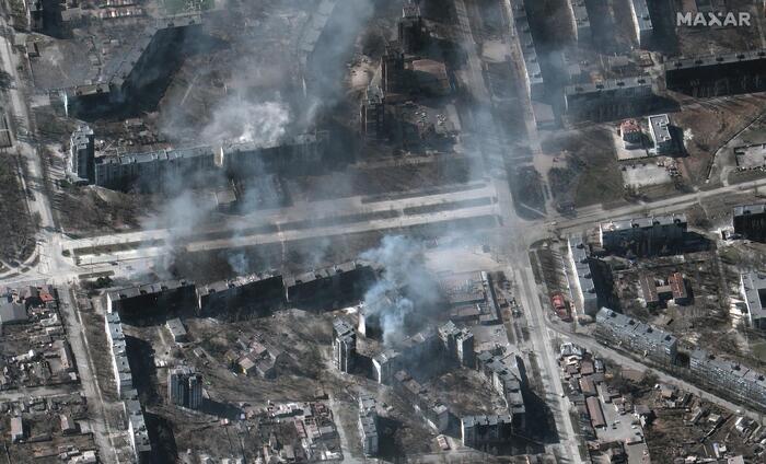 Una foto dal satellite Maxar Technologies mostra la distruzione della città di Mariupol, in Ucraina.