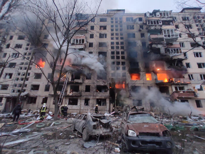 Ucraina: condominio 9 piani bombardato a Kiev,