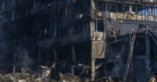 Vigili del fuoco ucraini lavorano sul centro commerciale Retroville a Kiev distrutto dal bombardamento russo.