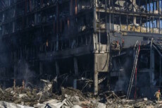 Vigili del fuoco ucraini lavorano sul centro commerciale Retroville a Kiev distrutto dal bombardamento russo.
