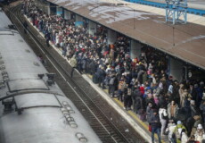 Centinaia di cittadini alla stazione ferroviaria di Kiev per fuggire dalla cittá.