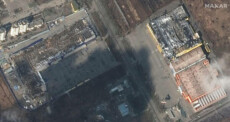 Una immagine scattata dal satellite WorldView-3 di Maxar Technologies mostra un centro commerciale gravemente danneggiato e altri negozi a Mariupol, in Ucraina. /ANSA/