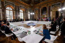 I leaders europei riuniti a Versalles per decidere le sanzioni contro la Russia dopo l'invasione dell'Ucraina.