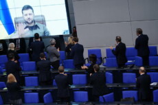 Il presidente ucraino Volodymyr Zelensky si rivolge al Parlamento tedesco.