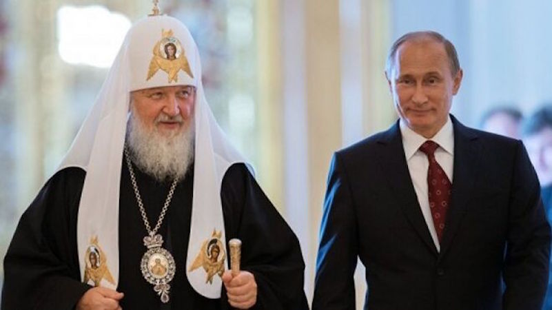In una foto d'archivio Vladimir Putin con il Patriarca Kirill.