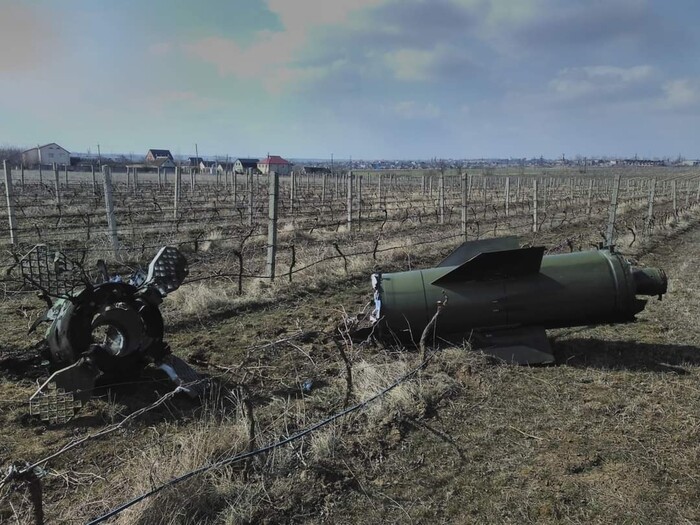 Missili caduti ai bordi di un vigneto in Ucraina.