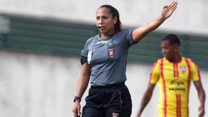 L'arbitro Emikar Calderas Barrera in una foto d'archivio.