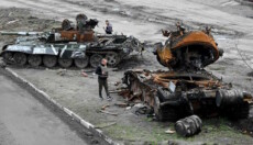 Carri armati russi distrutti a Buzova, un villaggio ad ovest di Kiev.
