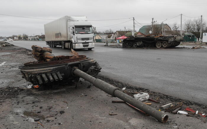 Tank russo danneggiato in una strada di Kiev.