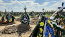 Il cimitero di Bucha con le tombe delle vittime appena sepolte