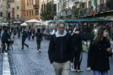 Gente a passeggio a Piazza Navona (Roma) nei giorni scorsi.