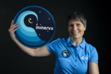 Samantha Cristoforetti mostra il logo della Missione Minerva.