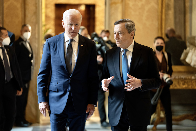 Il Presidente del Consiglio Mario Draghi con il Presidente degli Stati Uniti d’America, Joseph R. Biden, in una foto del 29/10/2021.