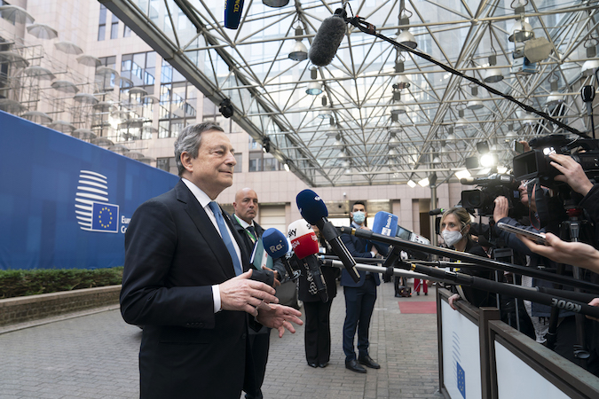 Il Presidente del Consiglio, Mario Draghi, durante il punto stampa prima di partecipare ai lavori del Consiglio europeo.