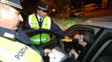 Agenti della Polizia Stradale eseguono l'alccol-test ad un automobilista.