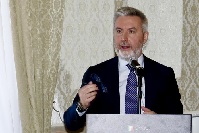 Il ministro della Difesa, Lorenzo Guerini, alla cerimonia di inaugurazione della mostra "L'antimafia itinerante", che è stata allestita a Palazzo Salerno, a Napoli. 20 aprile 2022
