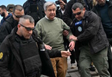 il Segretario Generale delle Nazioni Unite, Antonio Guterres, protetto dai corpi di sicurezza durante la sua visita a Kiev