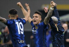 Lautaro Martinez, autore di una doppietta, festeggia la vittoria dell'Inter sul Milan nella semifinale di Coppa Italia..