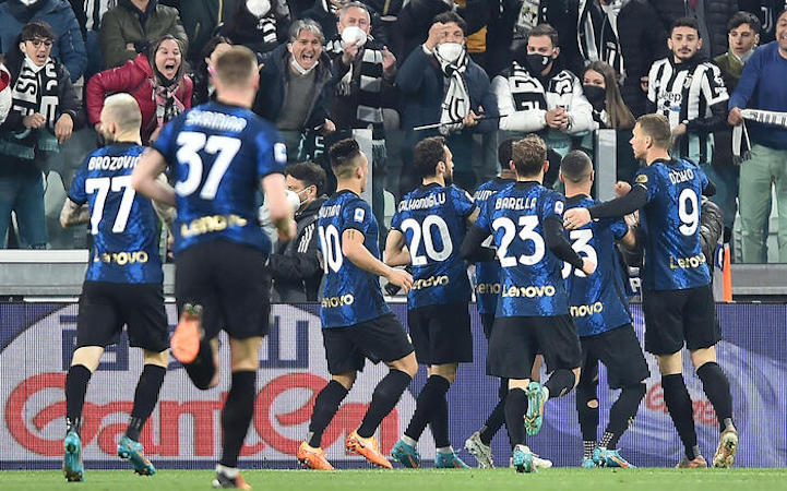 Hakan Calhanoglu festeggia con i tifosi dell'Inter il gol su rigore della vittoria sulla Juventus.