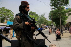 Un talibano di guardia alle istallazioni.