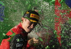 Charles Leclerc festeggia la vittoria con la Ferrari nel Gp d'Australia nel circuito Albert Parka Melbourne